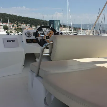 보트호텔 Beneteau Antares 30 Fly- Rima